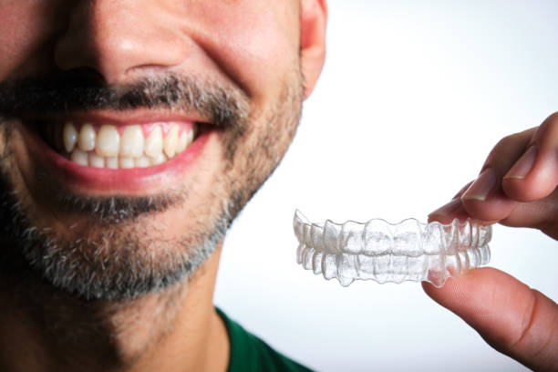 Şeffaf Diş Plağı mı, Diş Teli mi Daha Etkilidir?